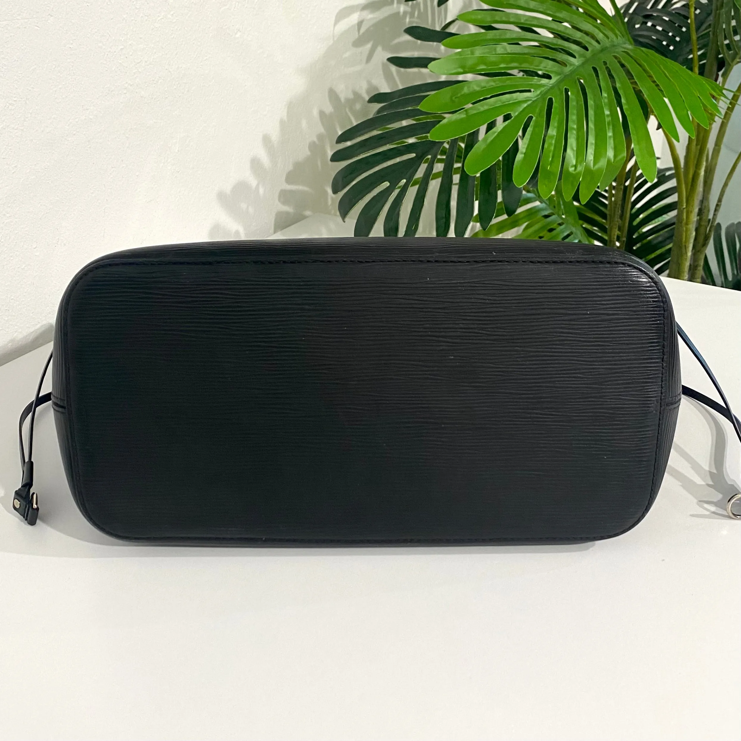 Louis Vuitton Black Epi Neverfull MM w Pouch