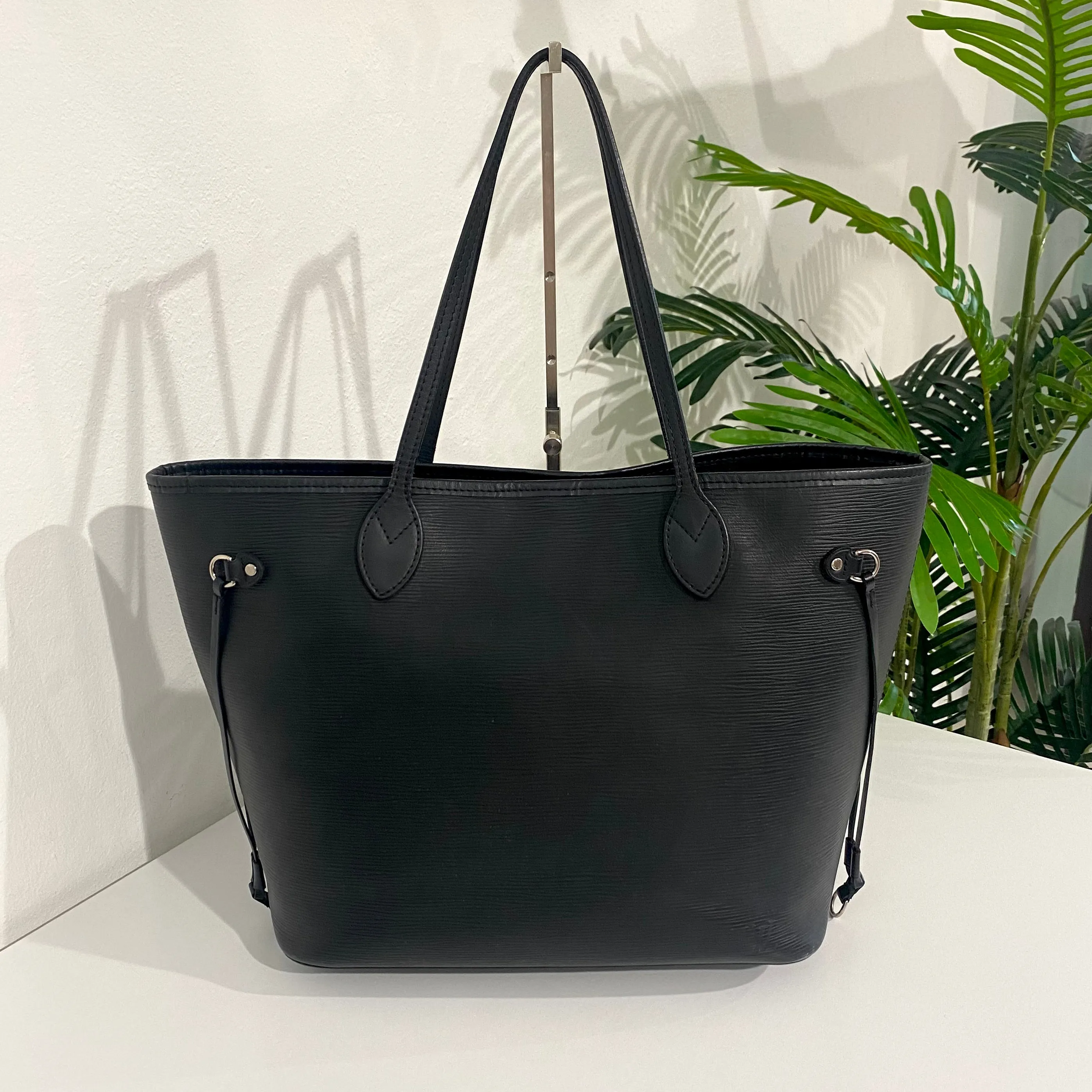 Louis Vuitton Black Epi Neverfull MM w Pouch