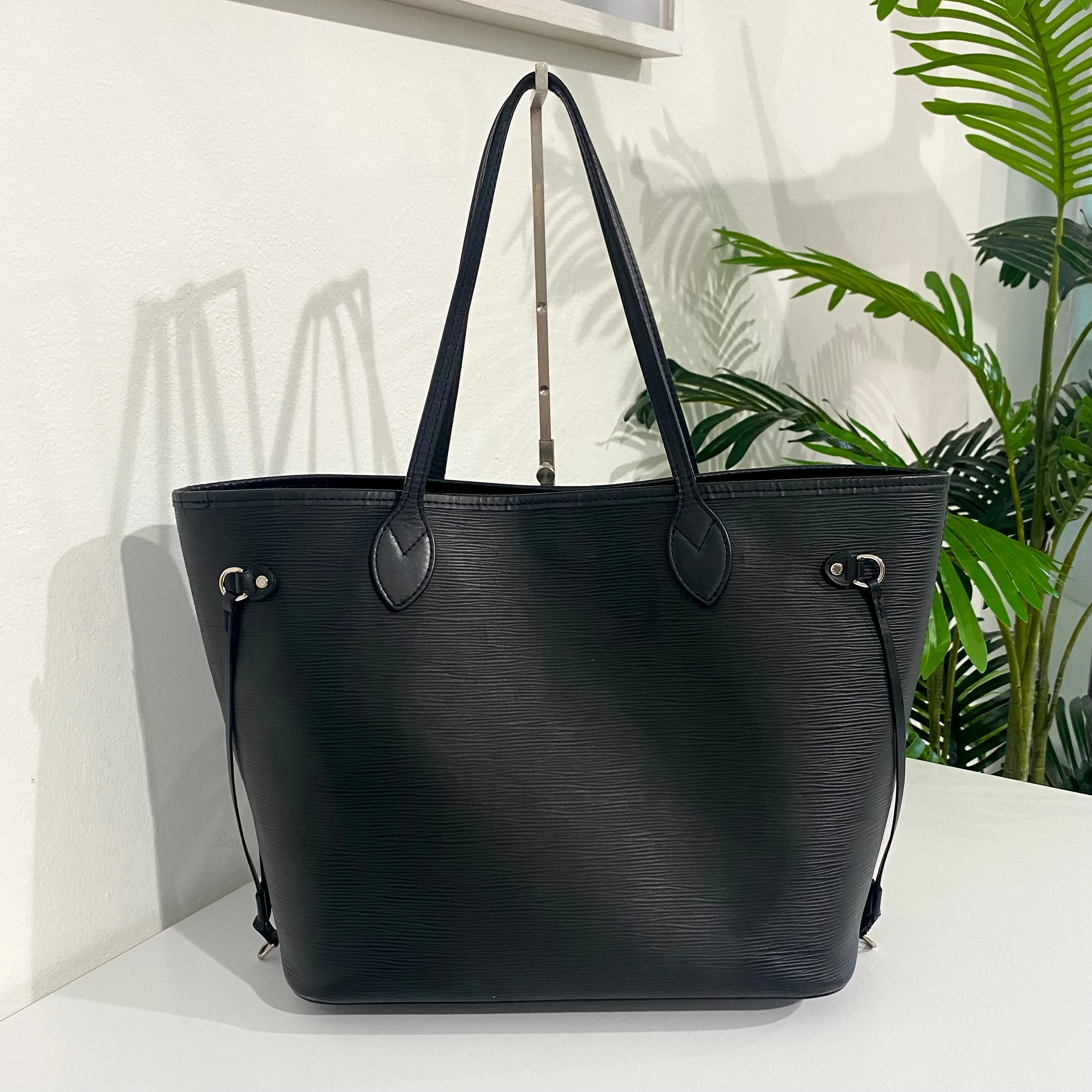 Louis Vuitton Black Epi Neverfull MM w Pouch